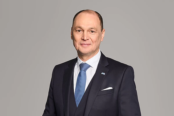 Portraitfoto von CFO Robert Dick