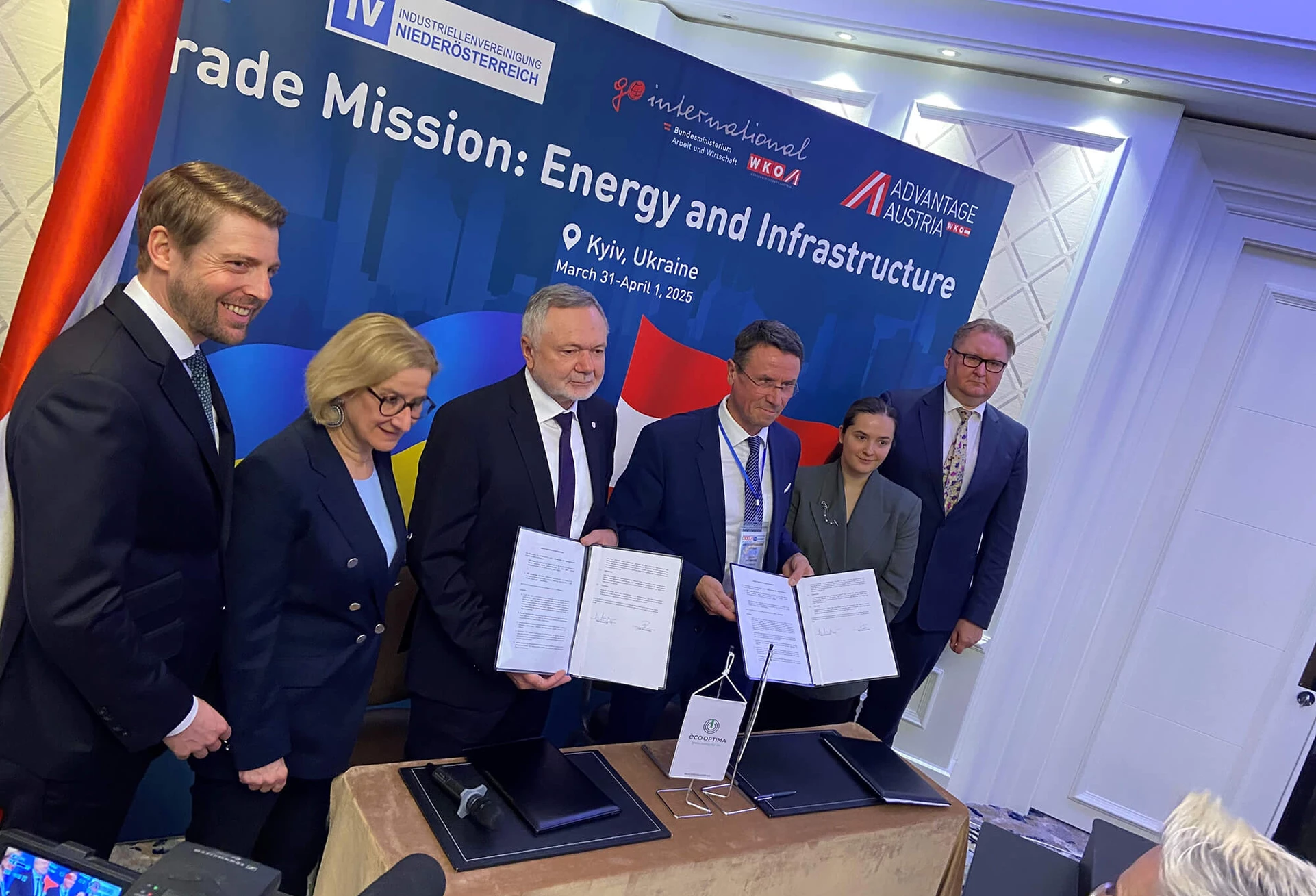 Signing of the Memorandum of Understanding by Zinovii Kozytskyi (founder of Eco-Optima) and Markus Mitteregger (CEO of RAG Austria)