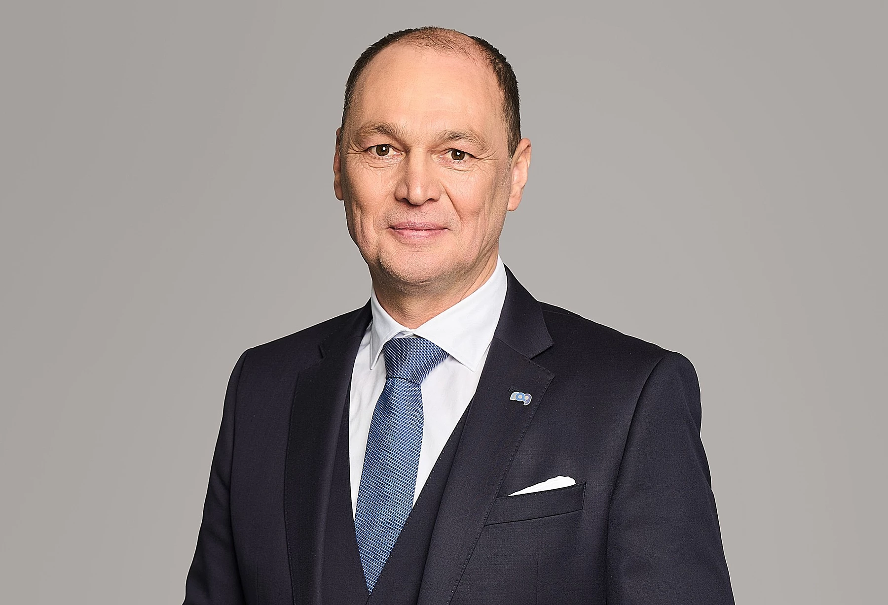 Portraitfoto von CFO Robert Dick