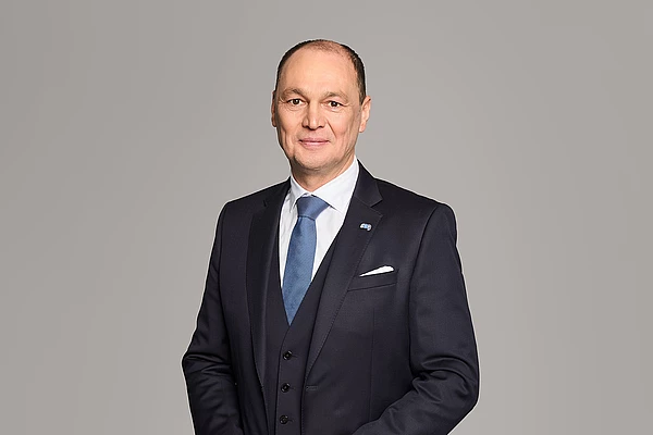 Portraitfoto von CFO Robert Dick