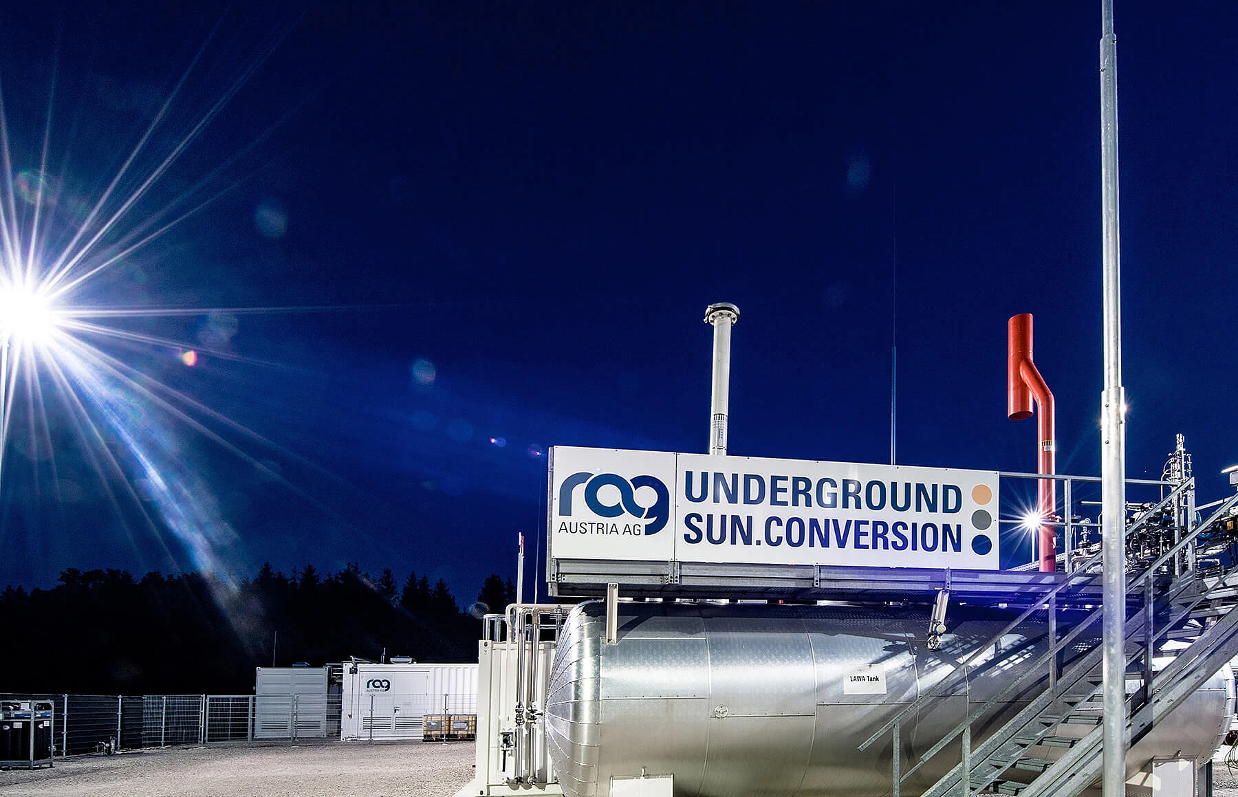 Tank mit RAG Underground Sun Storage Logo bei Nacht
