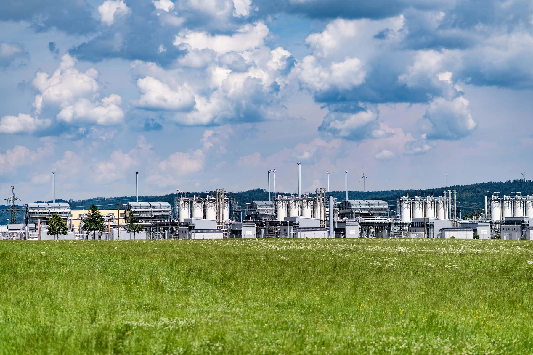 Speicher Haidach vor grüner Wiese