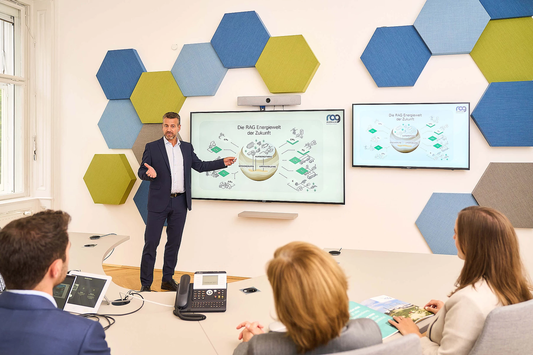 RAG Mitarbeiter hält eine Präsentation in einem Konferenzraum