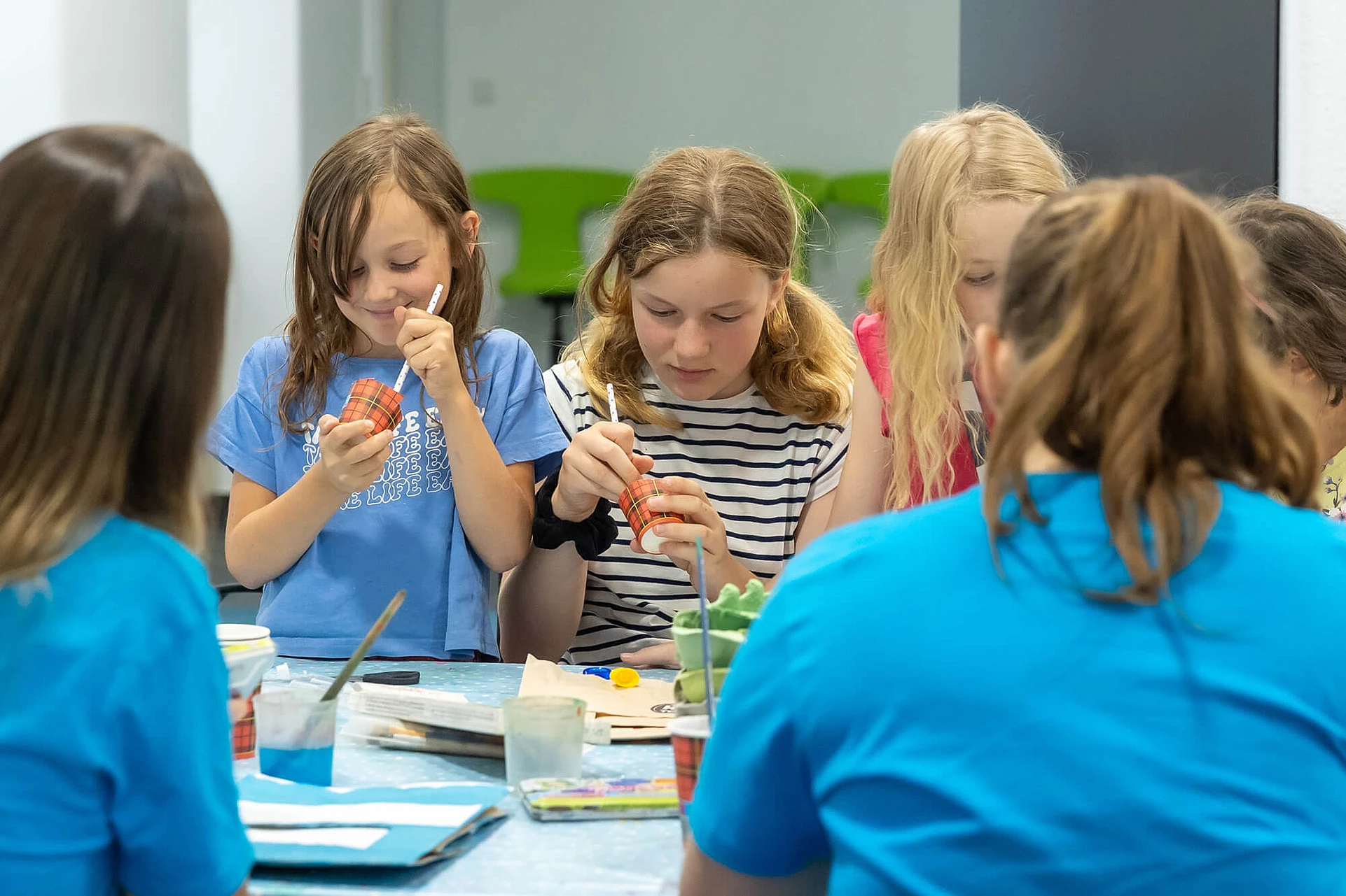 Kinder beim Basteln an einem Tisch