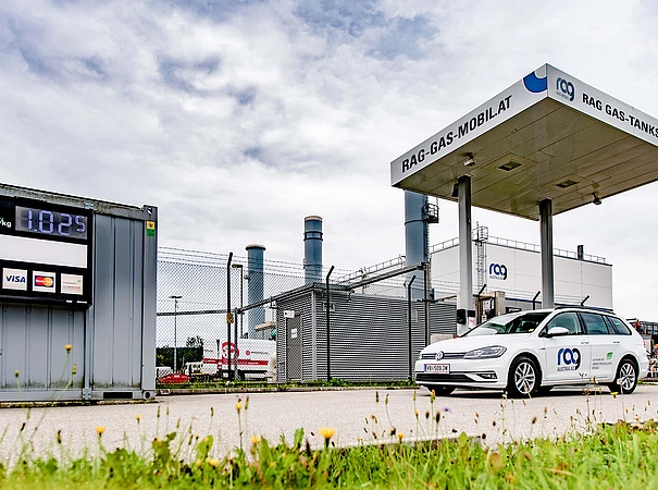 RAG Gas Mobil Tankstelle mit Auto mit RAG Branding