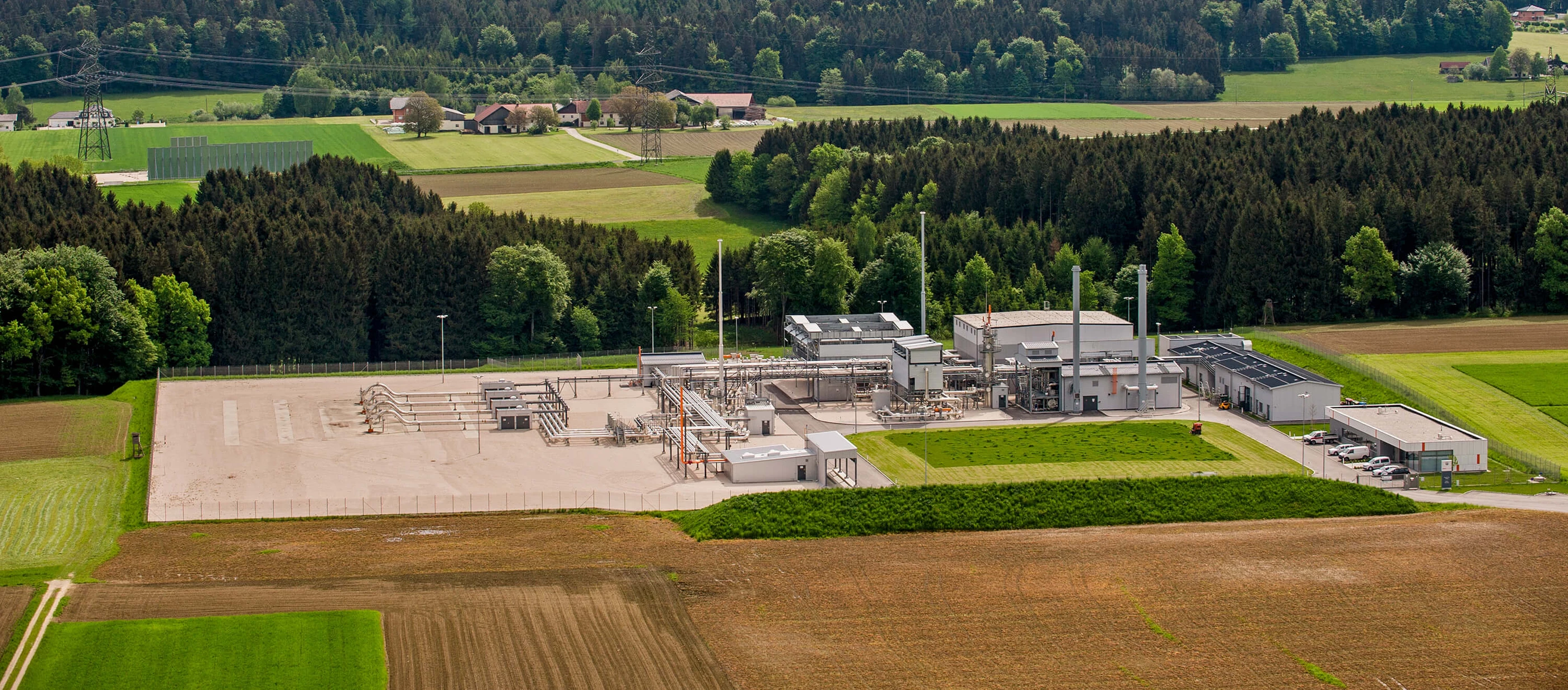 Speicher Oberkling von oben umgeben von Wald und Feldern