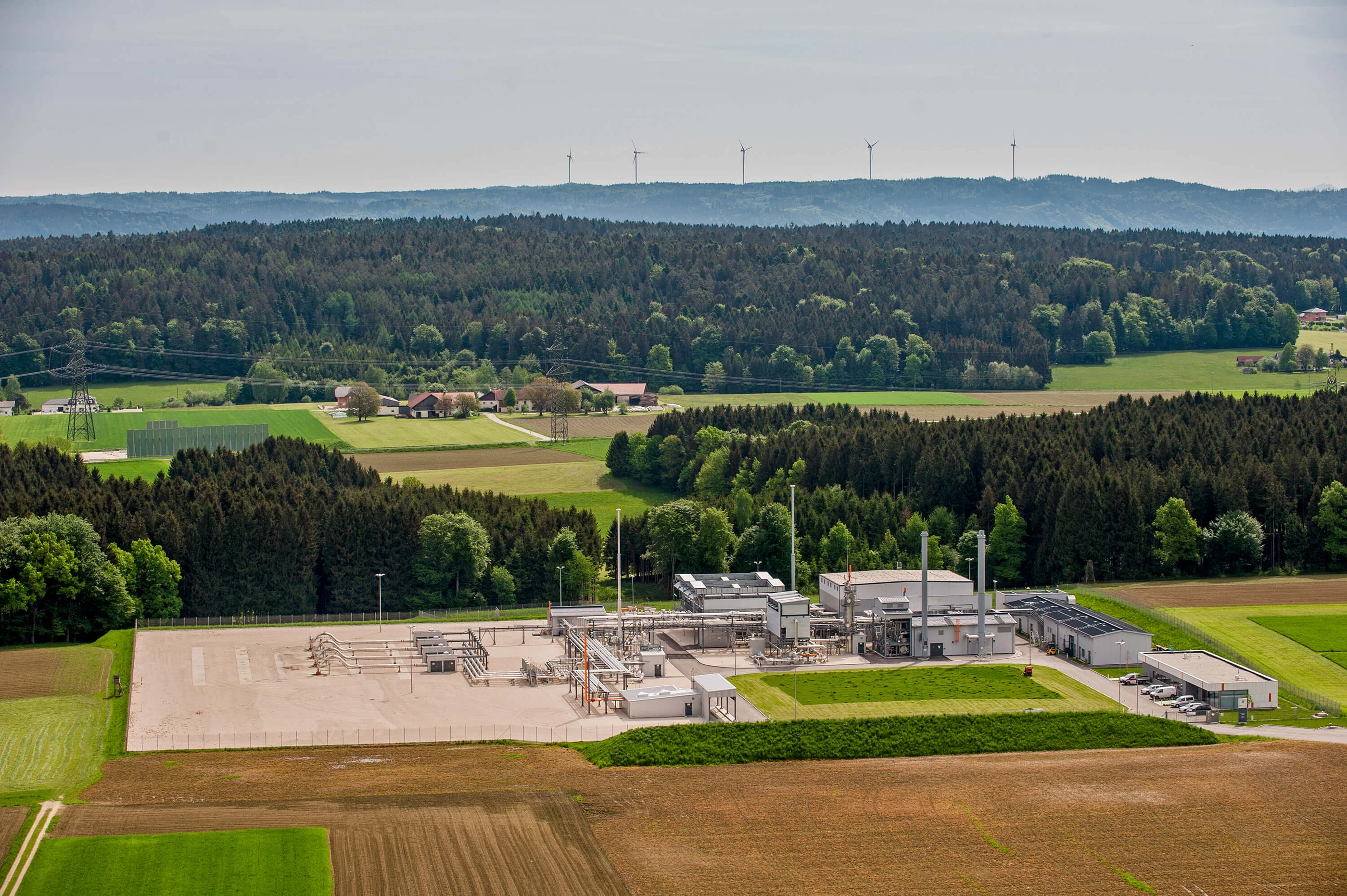 Speicher Oberkling von oben umgeben von Wald und Feldern