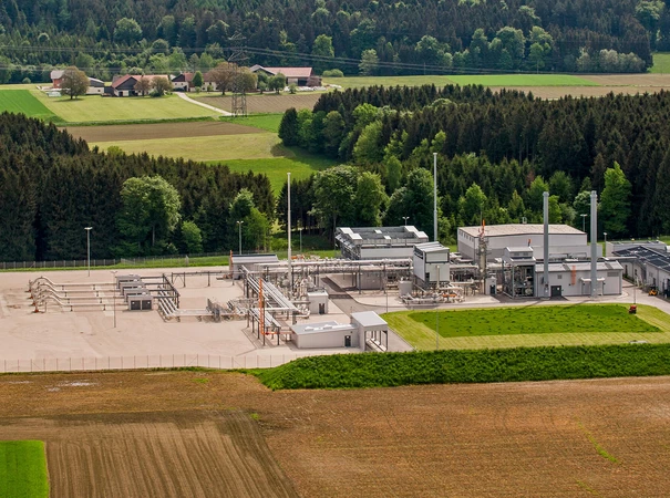 Speicher Oberkling von oben umgeben von Wald und Feldern