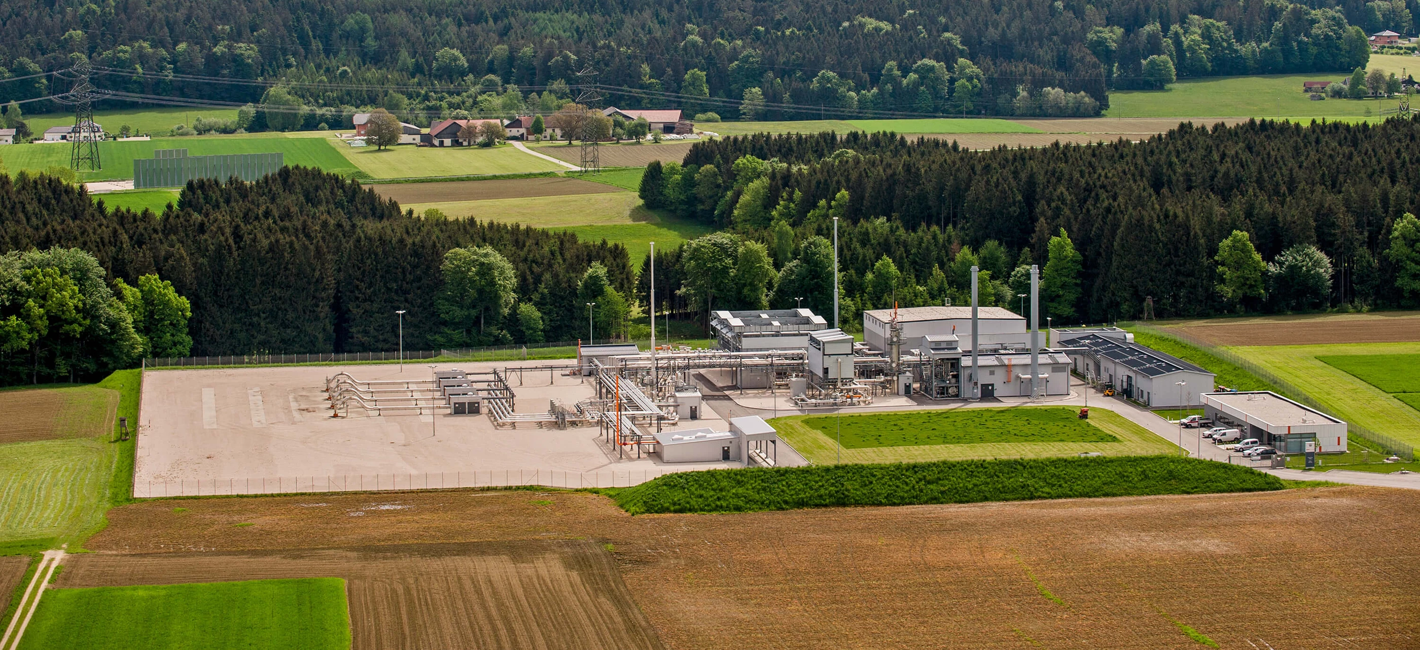 Speicher Oberkling von oben umgeben von Wald und Feldern