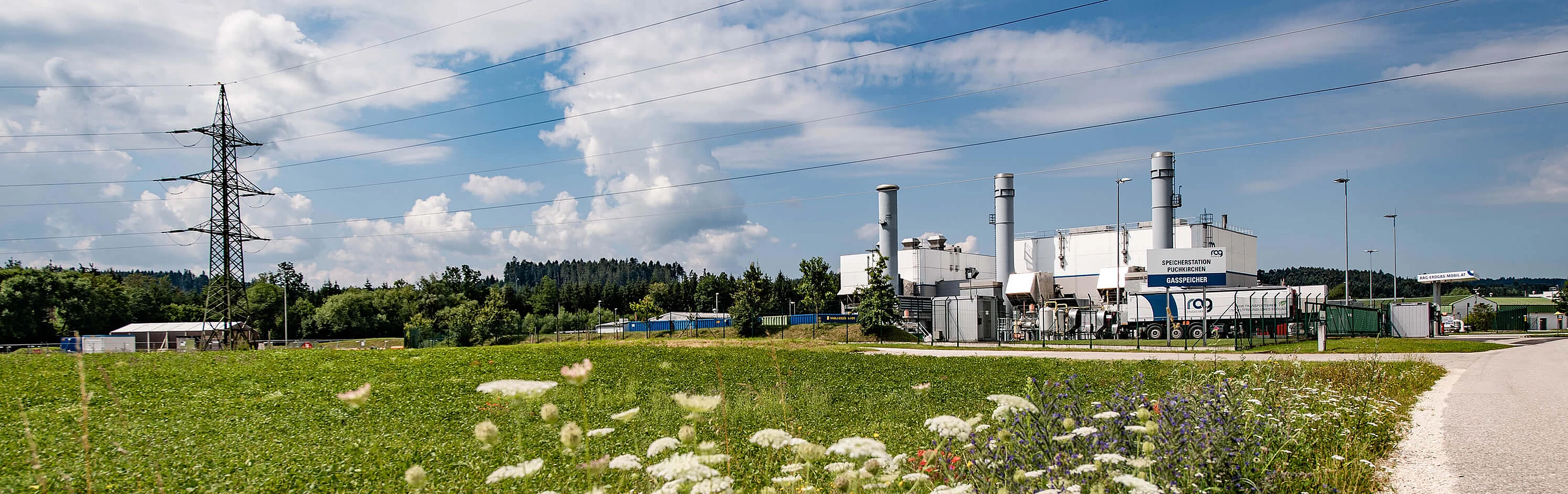 Speicher Puchkirchen mit grüner Wiese