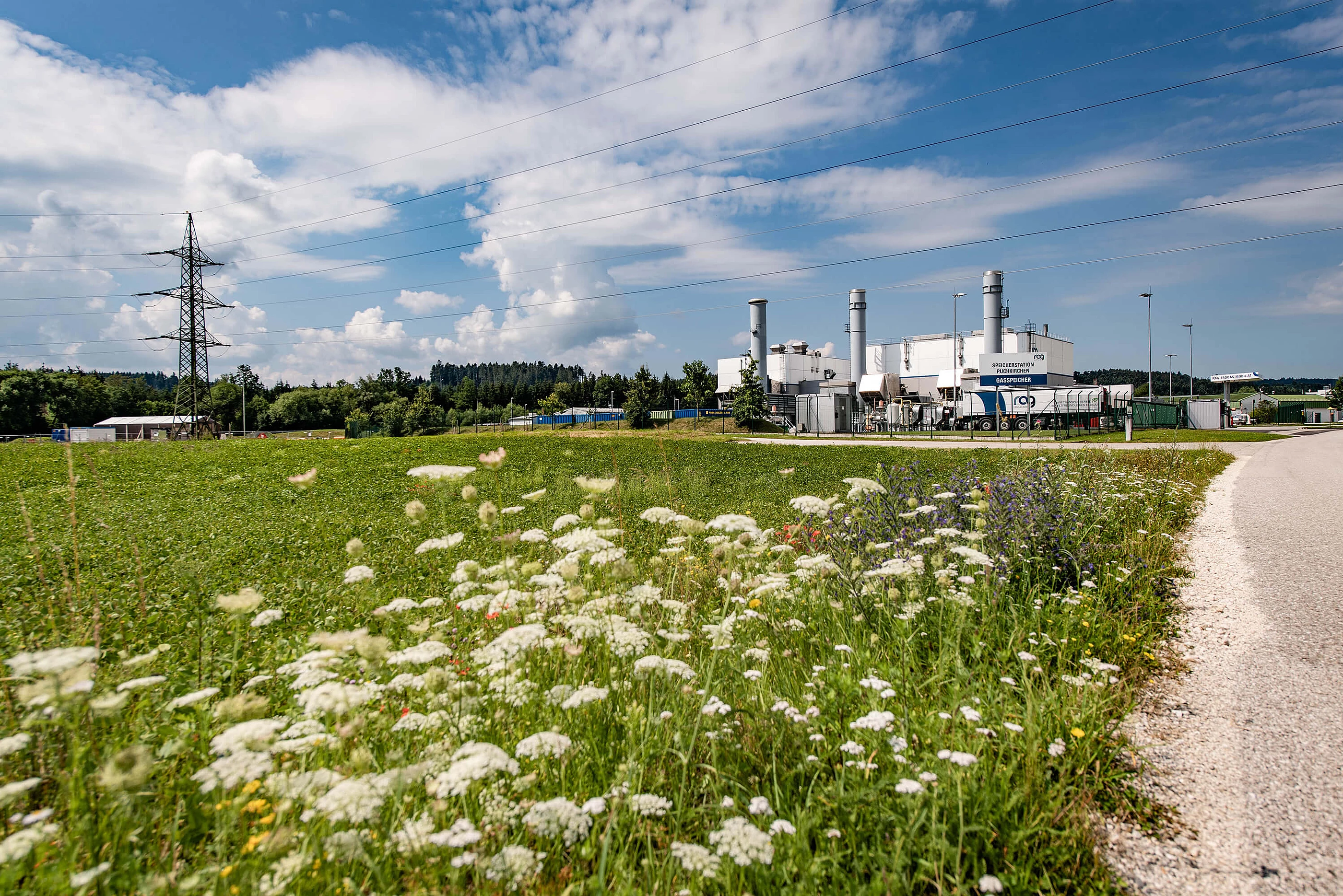 Speicher Puchkirchen mit grüner Wiese