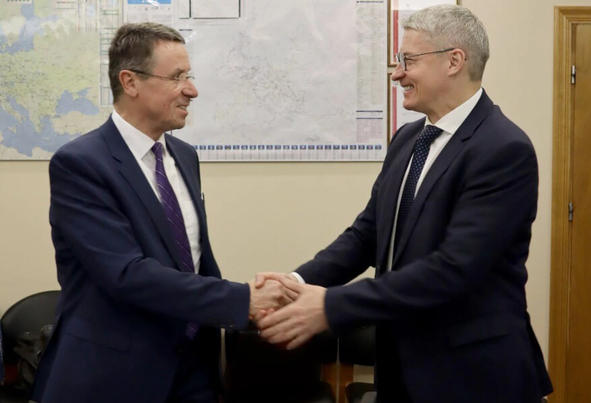 Handshake between Markus Mitteregger and Roman Maliutin