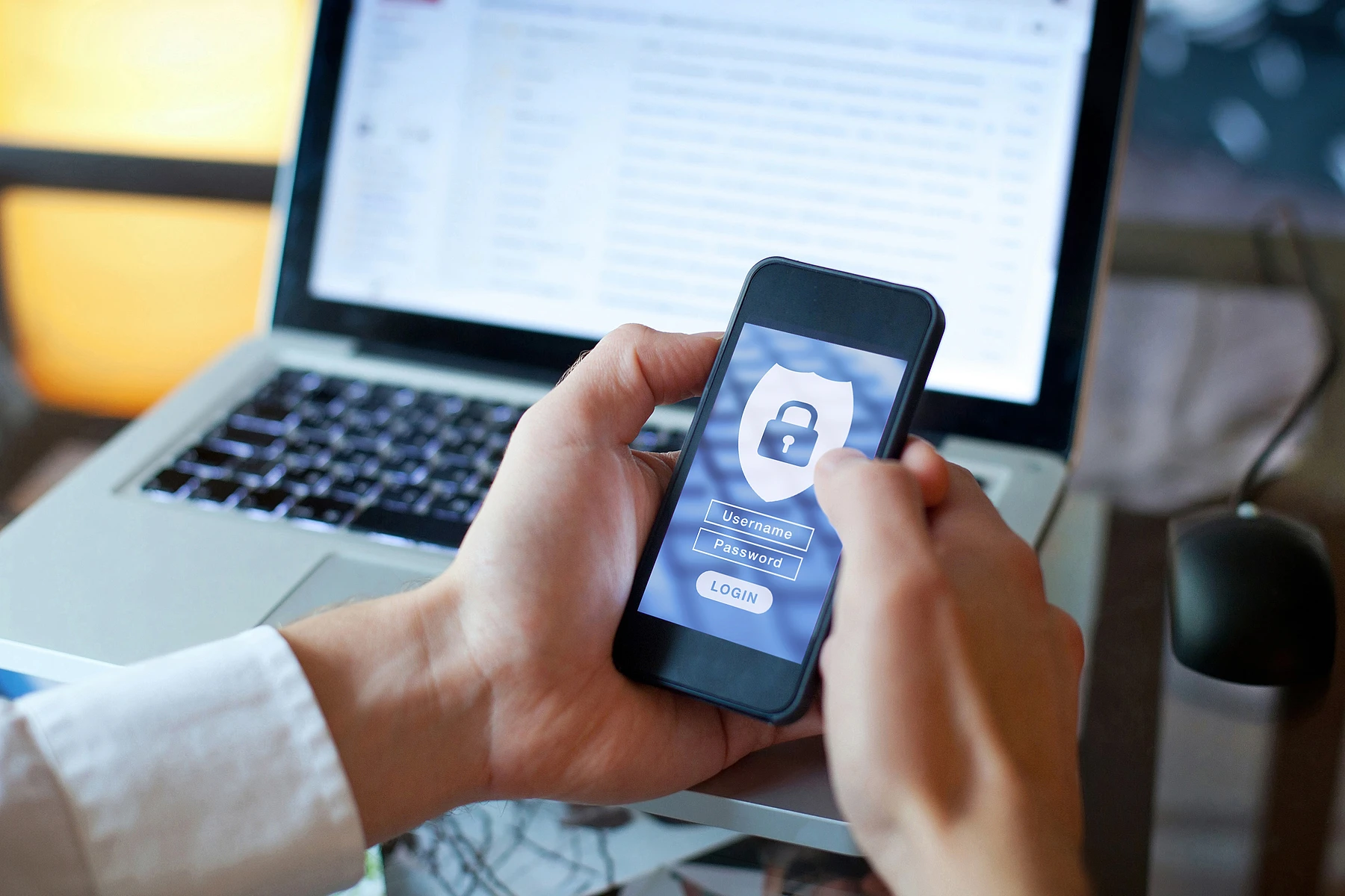 Hände mit Smartphone mit Sicherheitsbildschirm