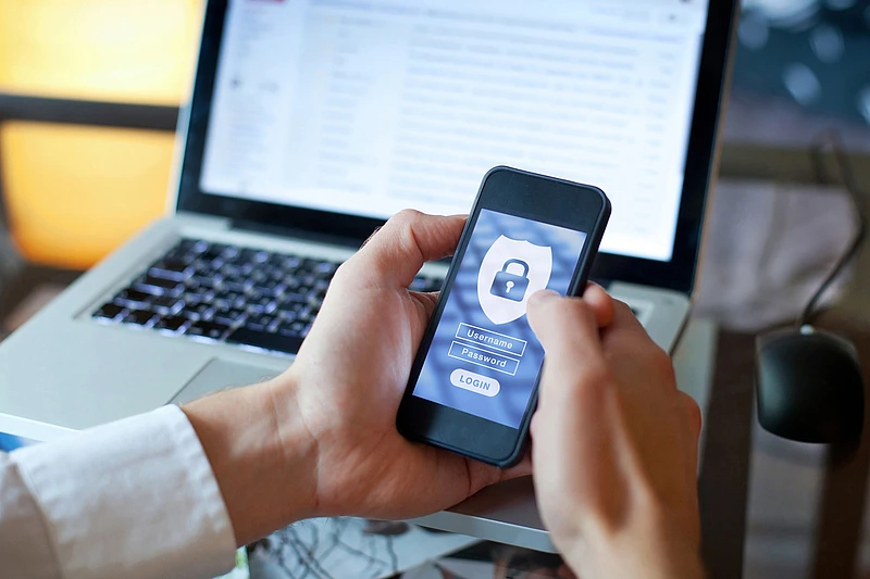 Hände mit Smartphone mit Sicherheitsbildschirm