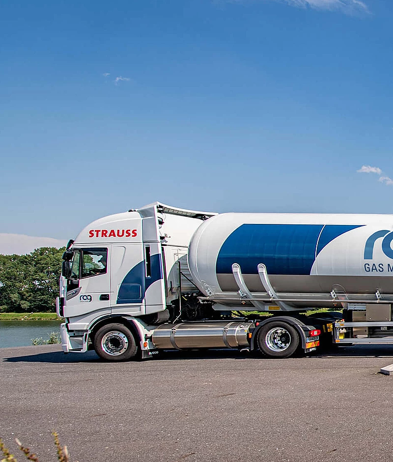 weißer LNG-LKW mit RAG Logo von der Seite