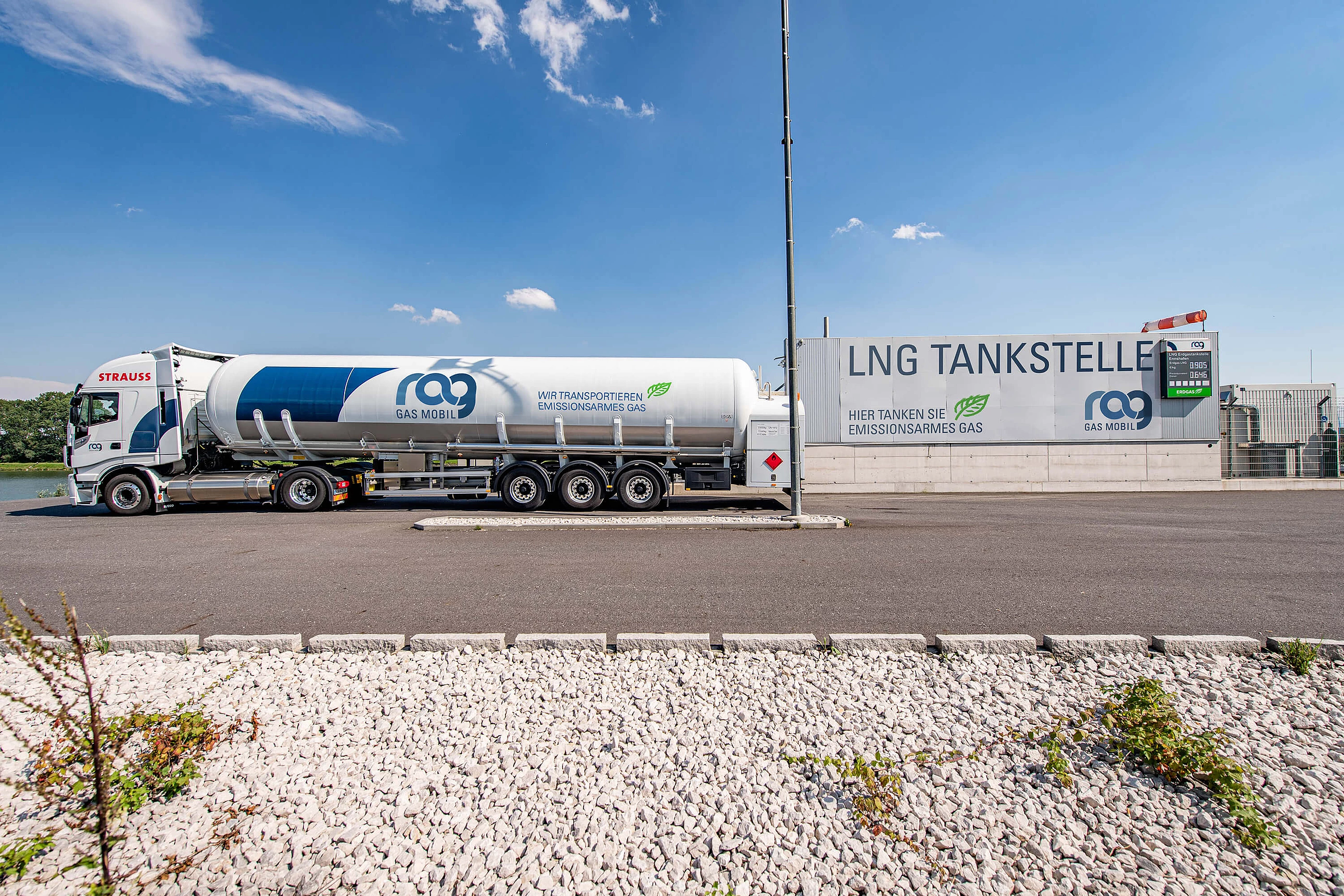 weißer LNG-LKW mit RAG Logo von der Seite